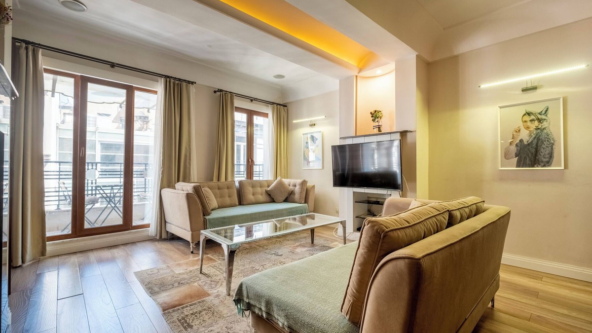 Kabatas Apartment | Central 3-bedroom apartment with AC and elevator in Istanbul