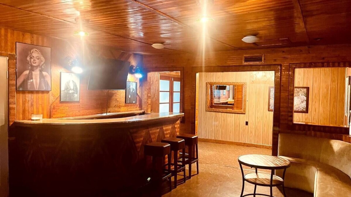 Redding House | Central 3-bedroom house in Redding with Pool & Vintage Bar Room