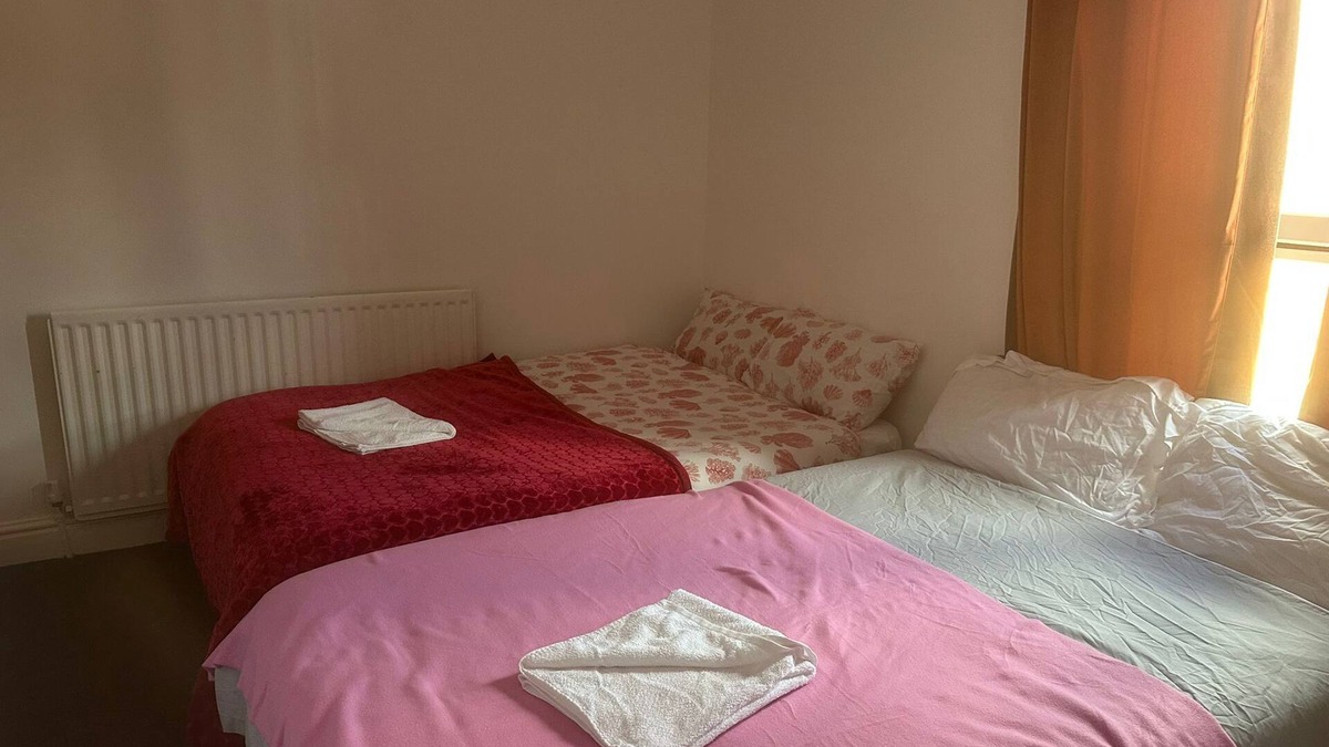 Walsall House | Central 4 Bedroom Walsall House - Free Parking & WiFi