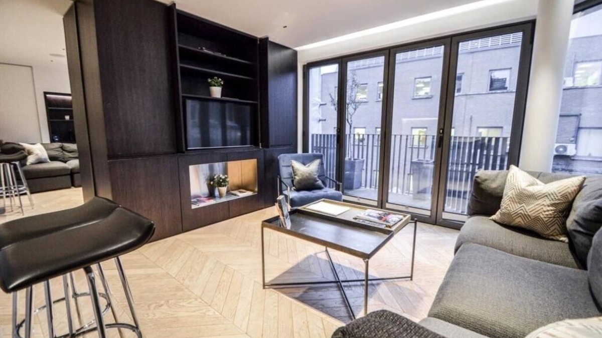 Fitzrovia Apartment | ❄️ Central A/C | 👑 King | 🔓 FlexPolicy | ⏰ EarlyDrop | 🌞 Balcony | 🧼 W/D