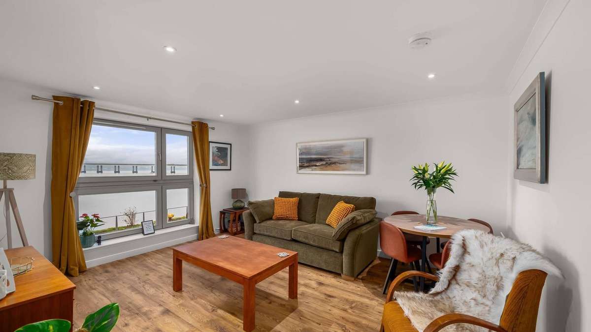 Dundee Apartment | Central and modern first floor apartment overlooking the Tay estuary.