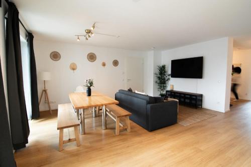 Lurup Apartment | Central Apartment 4 Bedrooms for up to 12 Guests
