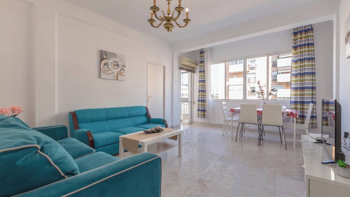 Cruz de Humilladero Apartment | Central Apartment in Malaga with Balcony & Wi-Fi