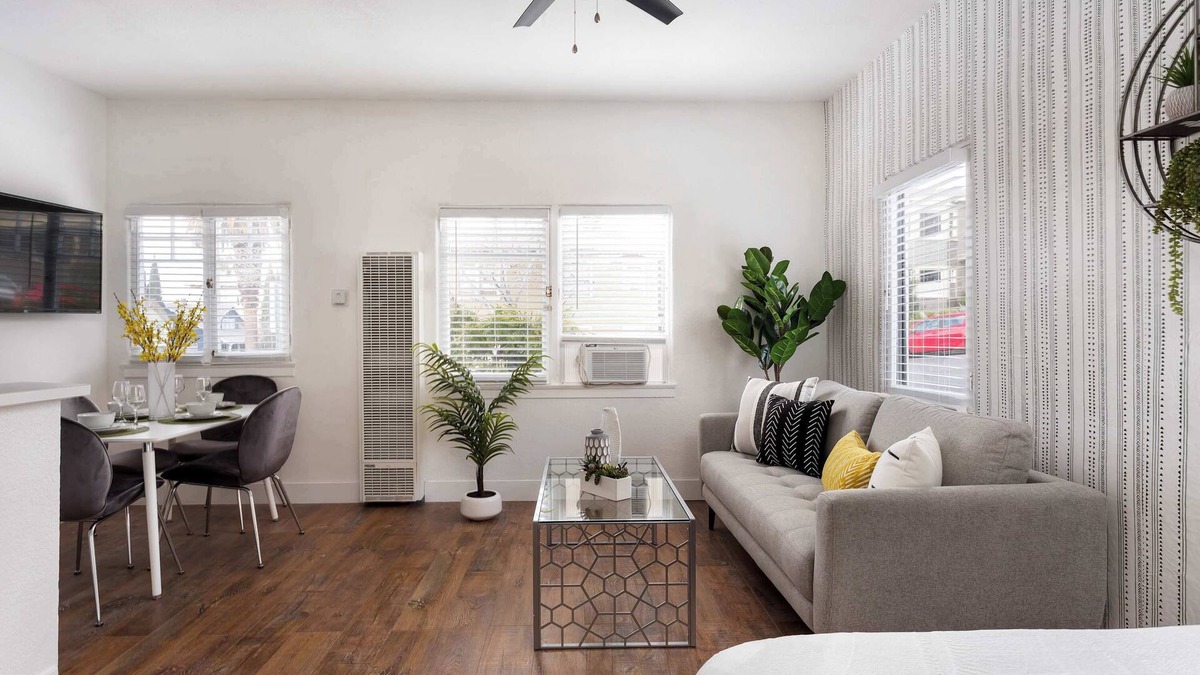 Golden Hill Apartment | Central Apartment | Parking + Netflix