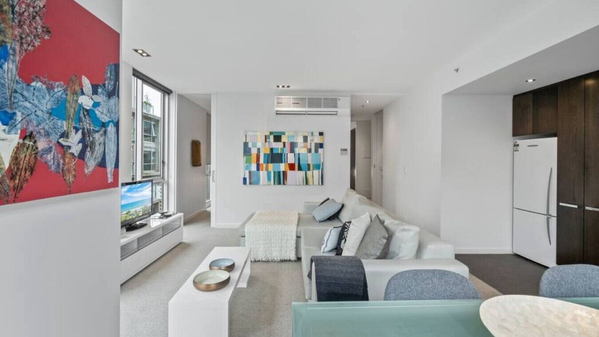 East Melbourne Apartment | Central apt with Parking & Pool