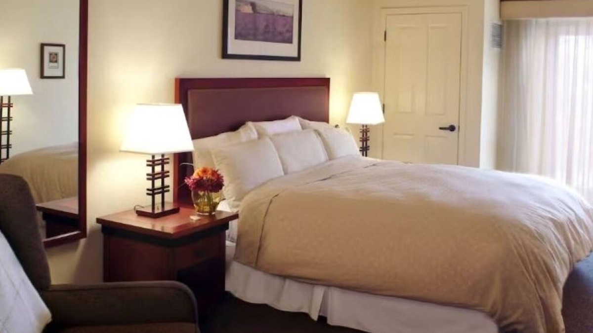 Pleasanton Hotel | Central Bay Area Retreat Minutes from Wine Country | Room w/Kitchen