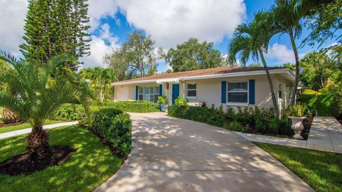 Central Beach House | Central Beach Newly Upgraded. Private Pet Friendly Home with Fantasic Location!