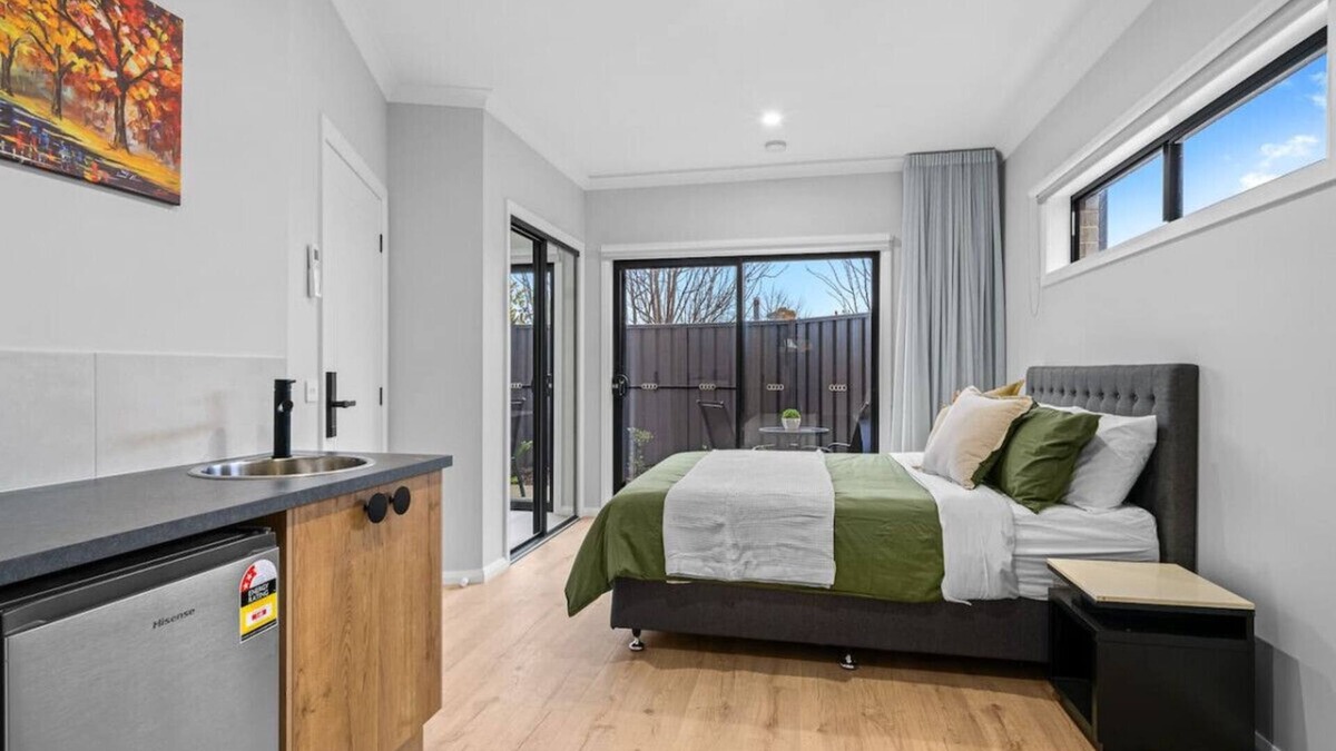 Beechworth Apartment | Central brand new studio
