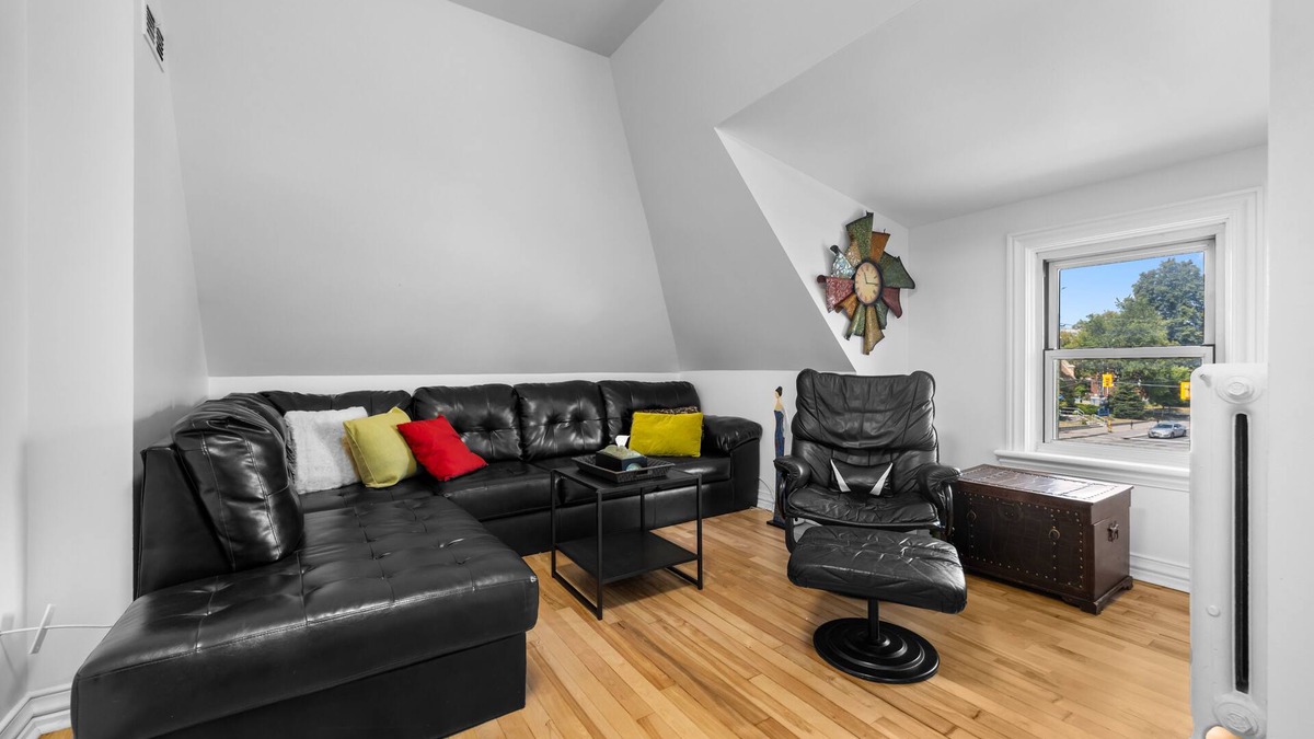 Old Ottawa East Apartment | Central Canal 2 Bedrm w/private entrance, parking, deck, close to everywhere