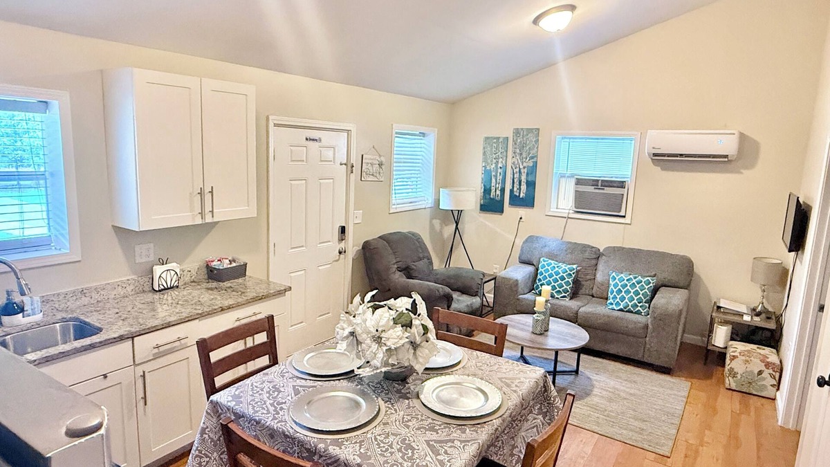 North Charleston Apartment | Central/Charming Apt 2 Br/1 Bath.Close to Airport 15min. Private Entry