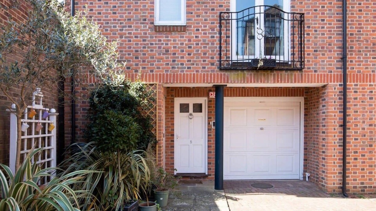 Chichester House | Central Chichester 3bd Mews House For Up To 6!