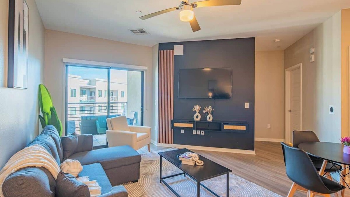 Orange Heights Apartment | Central City Retreat | Pool, Gym, Parking & W/D