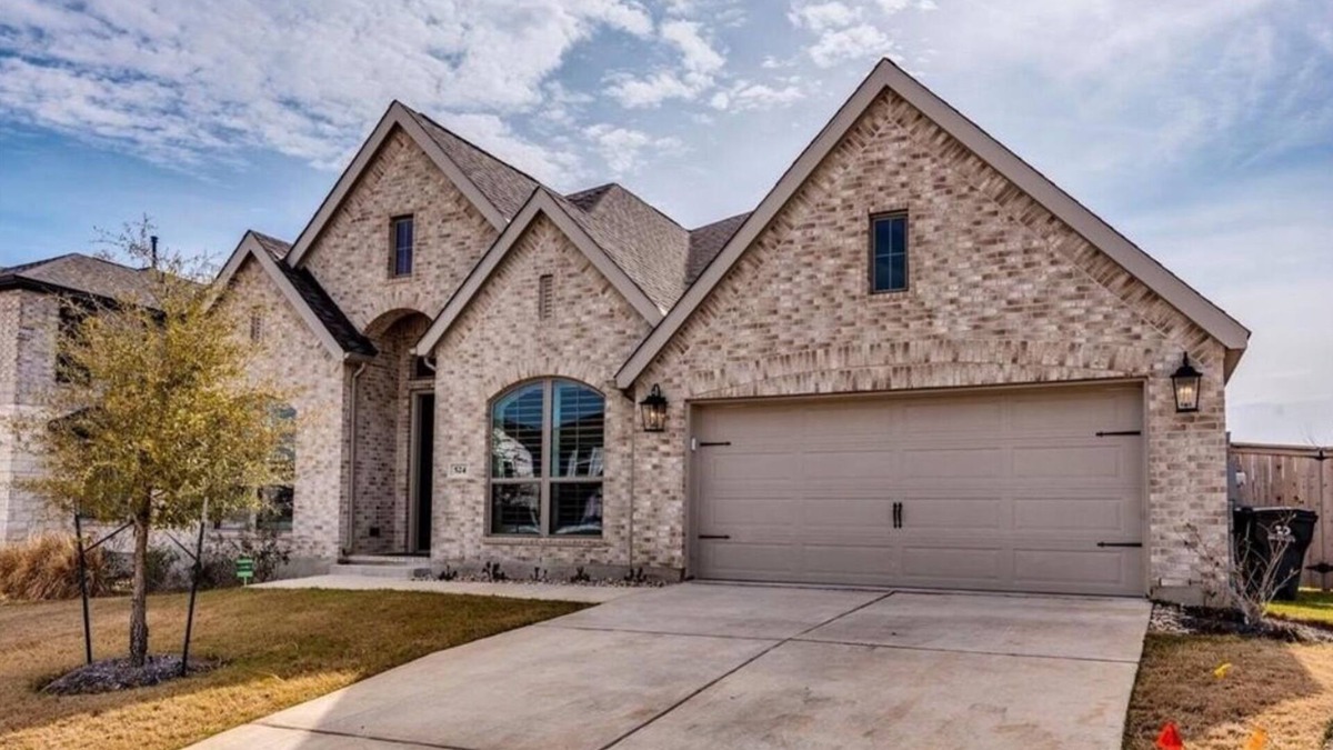 San Marcos House | Central City Retreat - Dedicated Office w/Amenity Center w/2 Pools & Gym.