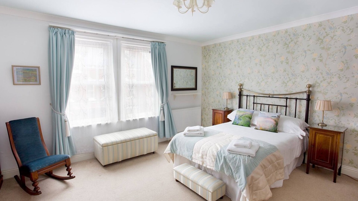 West Cliff House | Central, comfortable, spacious period house 8 + cot, 5 bed/3 bath, free parking