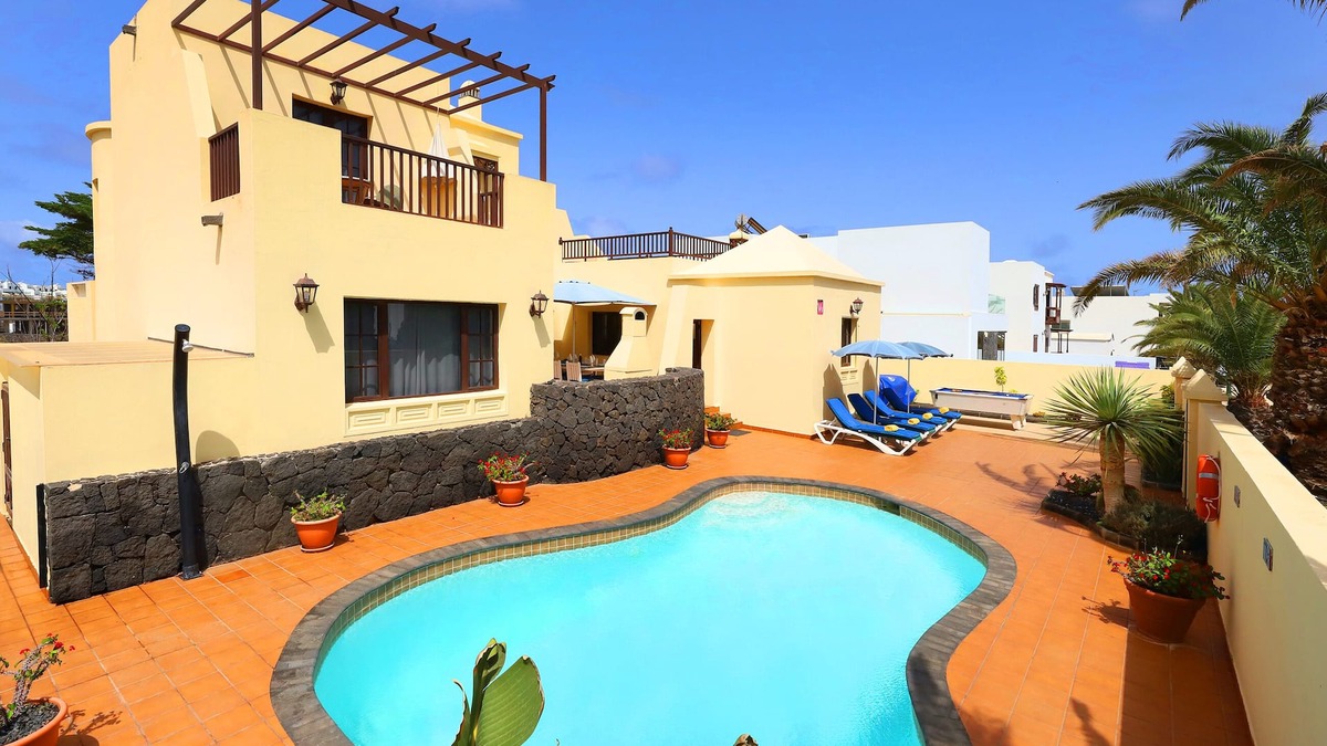 Costa Teguise Villa | Central Costa Teguise, 4 bed, 3 bath, Pool table, Private Pool