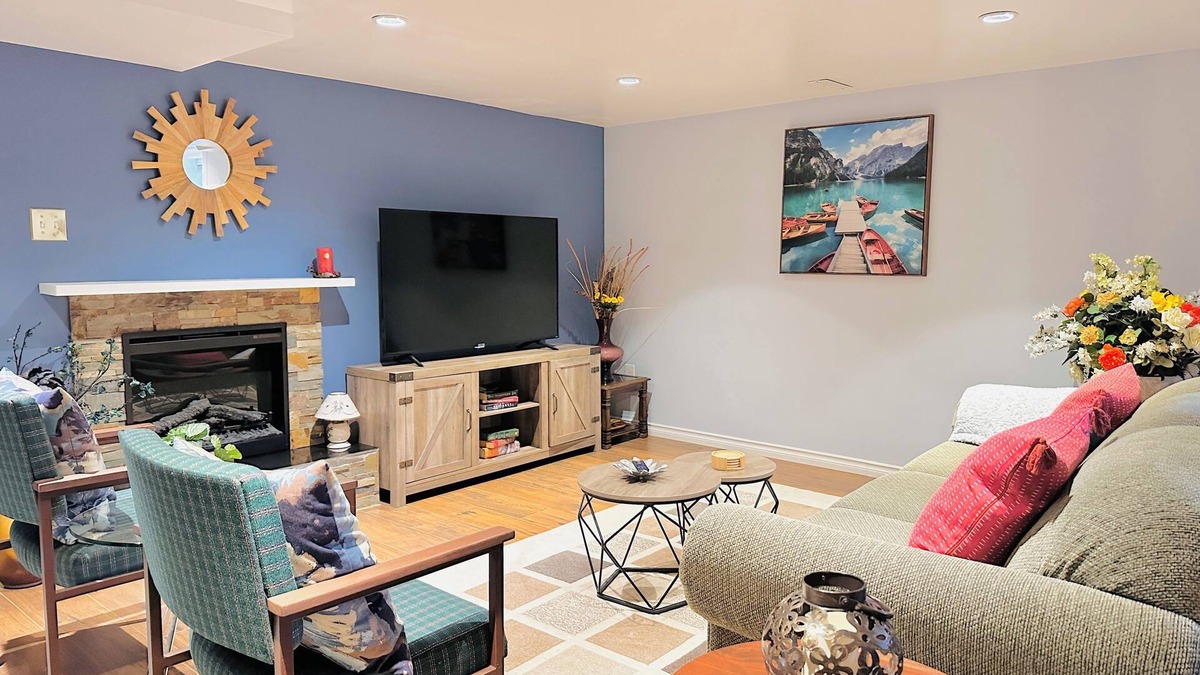 Varsity House | Central Cozy Stay- near C-train, office space, quiet, 2BR, sleeps 6