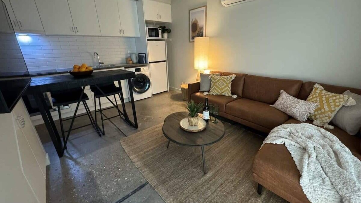 Devonport Apartment | Central Devonport Loft- A/C Near Ocean & CBD