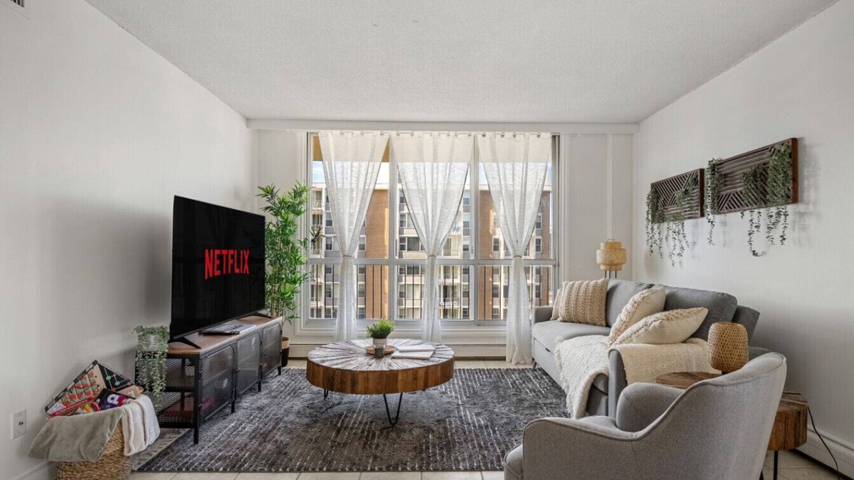 Downtown Edmonton Apartment | Central DT 2BR » Free Parking » Billiards » Gym