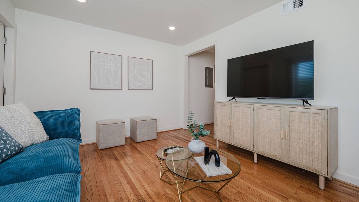 Civil Rights Historic District Condo | Central Duo Suites- Ample Parking/King Beds/Groups