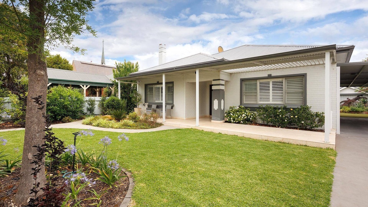 Wodonga House | Central Entertainer's Paradise - Stunning three bedroom classic in the heart of Wodonga