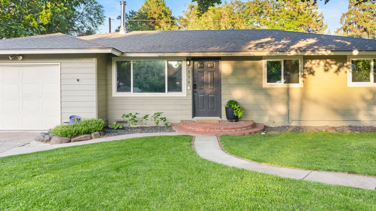 Ellensburg House | Central Escape- Large Backyard with Hot Tub