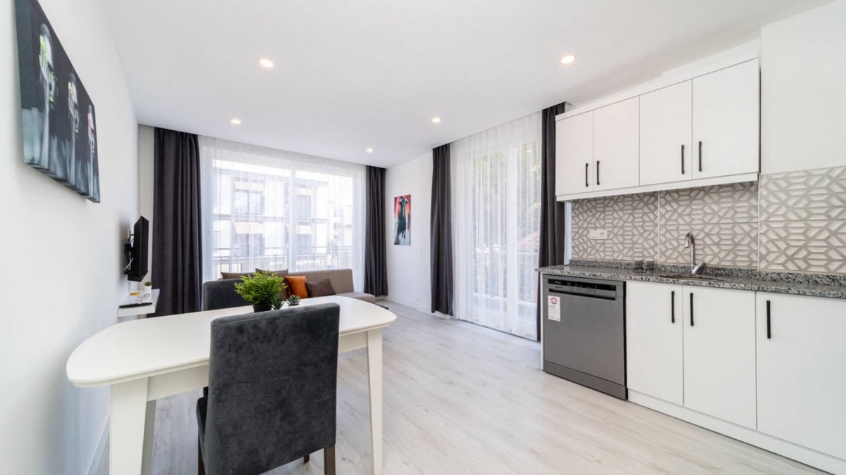 Eski Lara Apartment | Central Flat with Balcony in Muratpasa