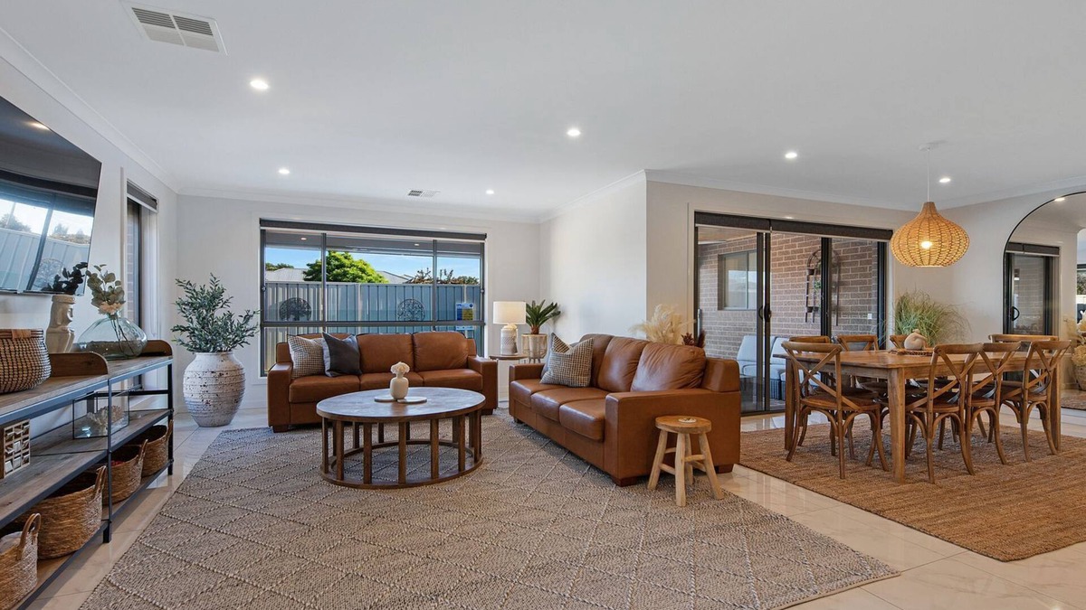 Yarrawonga House | Central Haven close to town with swimming pool