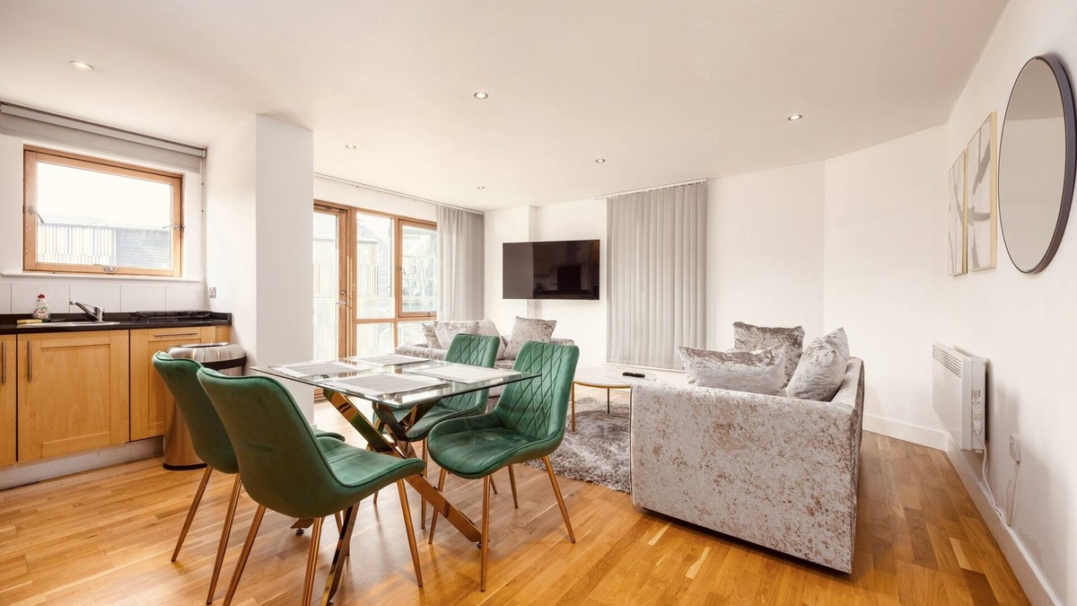 Leeds Apartment | Central Leeds Dock Apt, Free Secure Parking! 2 Bed