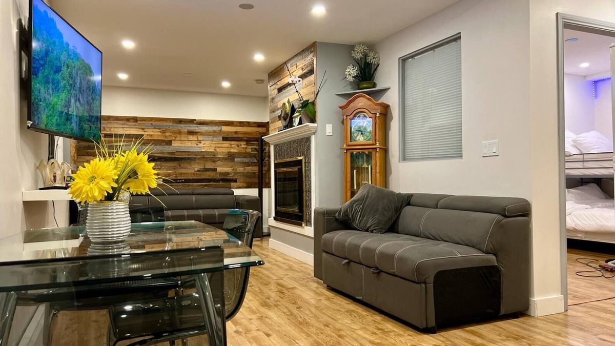 North Vancouver House | Central location, easy dining, Edgemont Village, Rec Centre, & Park Royal Mall.n