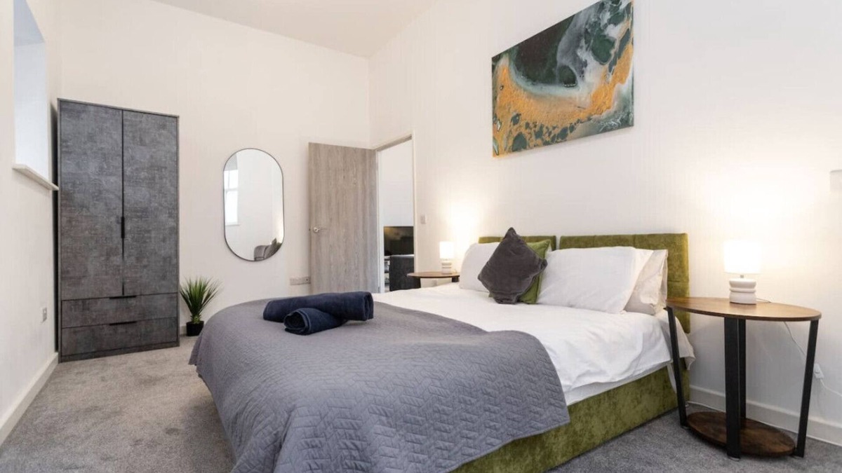 Swindon Apartment | Central Location*Long Stay Discounts