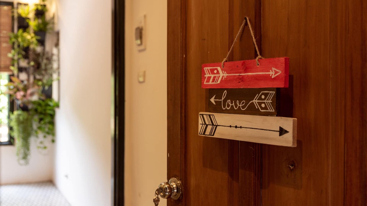 Van Mieu Apartment | Central Location with Wide Window and Roof-top Garden