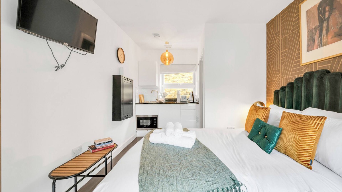 Barbican Apartment | Central Luxe Studio: Cook, Relax, & Enjoy!