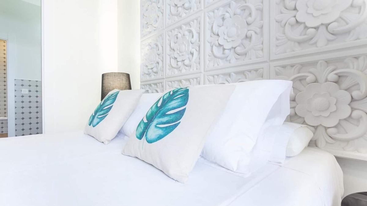 Embajadores Apartment | Central Madrid, with 5bdrs! Up to 10 people!