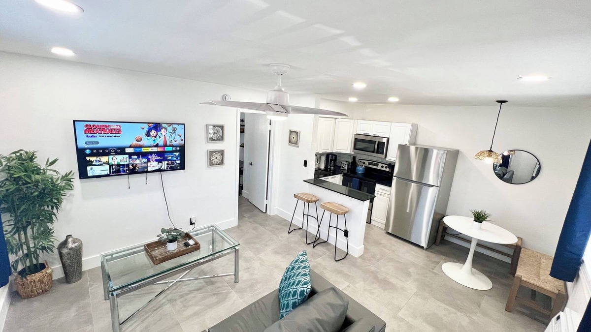 Lake Ridge Apartment | Central, Modern & Stylish 1Br 1Bath Apt in Lake Ridge