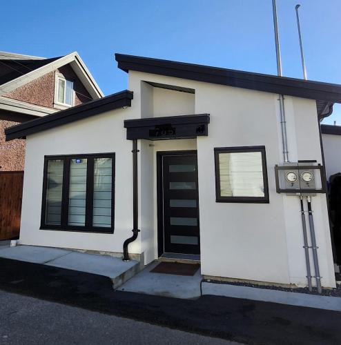 Sunset Apartment | Central & Modern Whole House in Vancouver