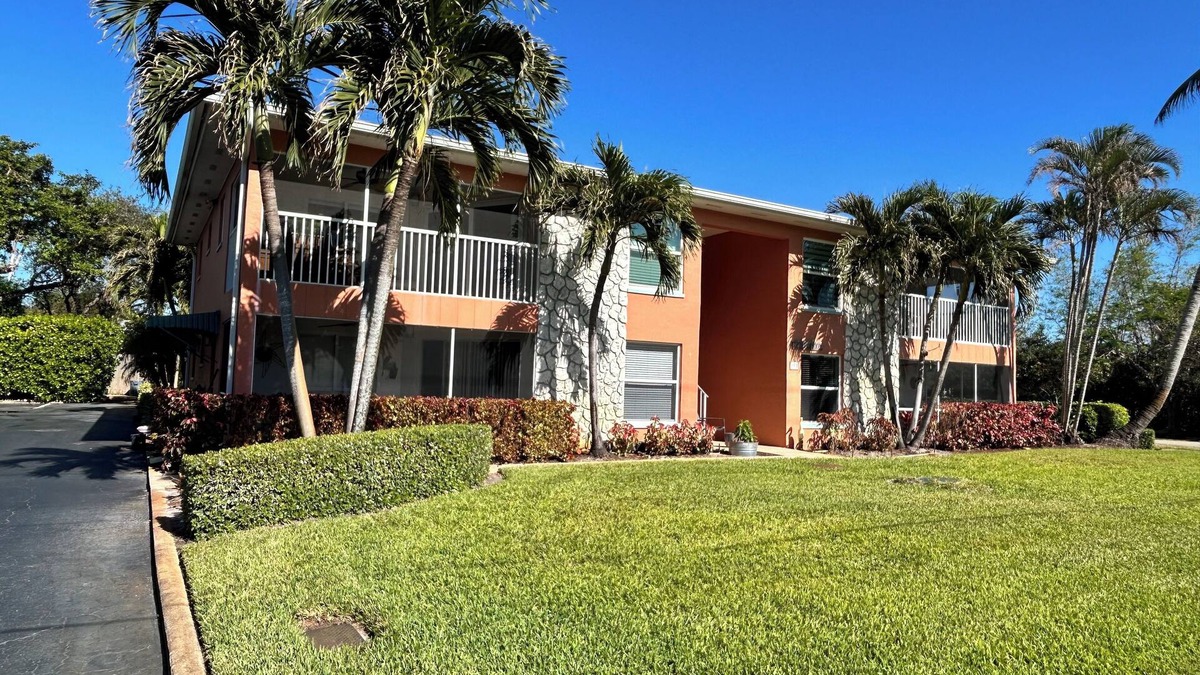 Central Naples Condo | Central Naples Condo (1 E) Close to beach.