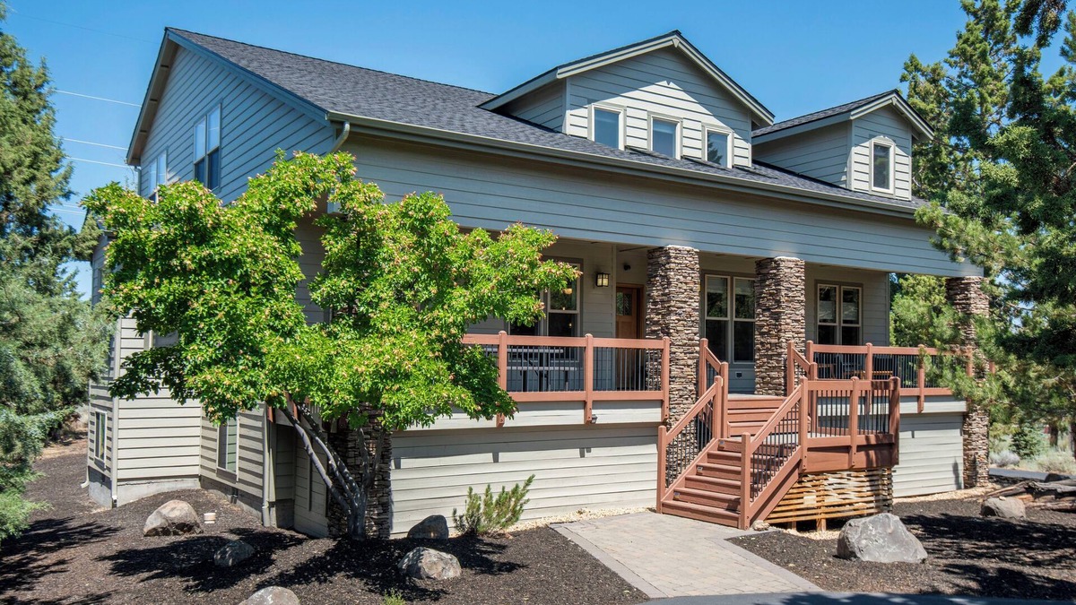 Redmond House | Central OR Resort Lodge + Hot tub - 3 floors