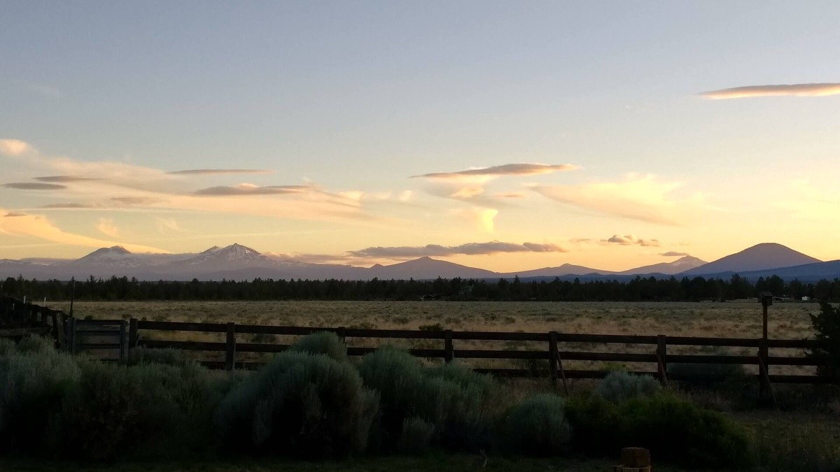 Crooked River Ranch House | Central Oregon Escape - Mountain Views - Hot Tub - AC and Fireplace