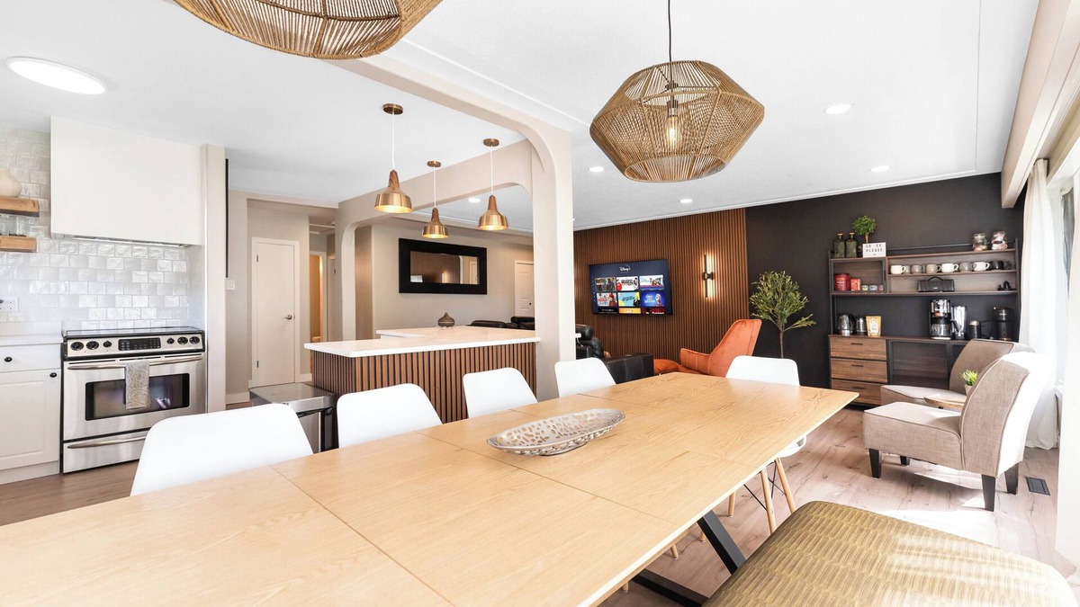 North Central Edmonton House | Central property/NAIT/Royal Alex hospital/Rogers place/WEM/Sleeps 16