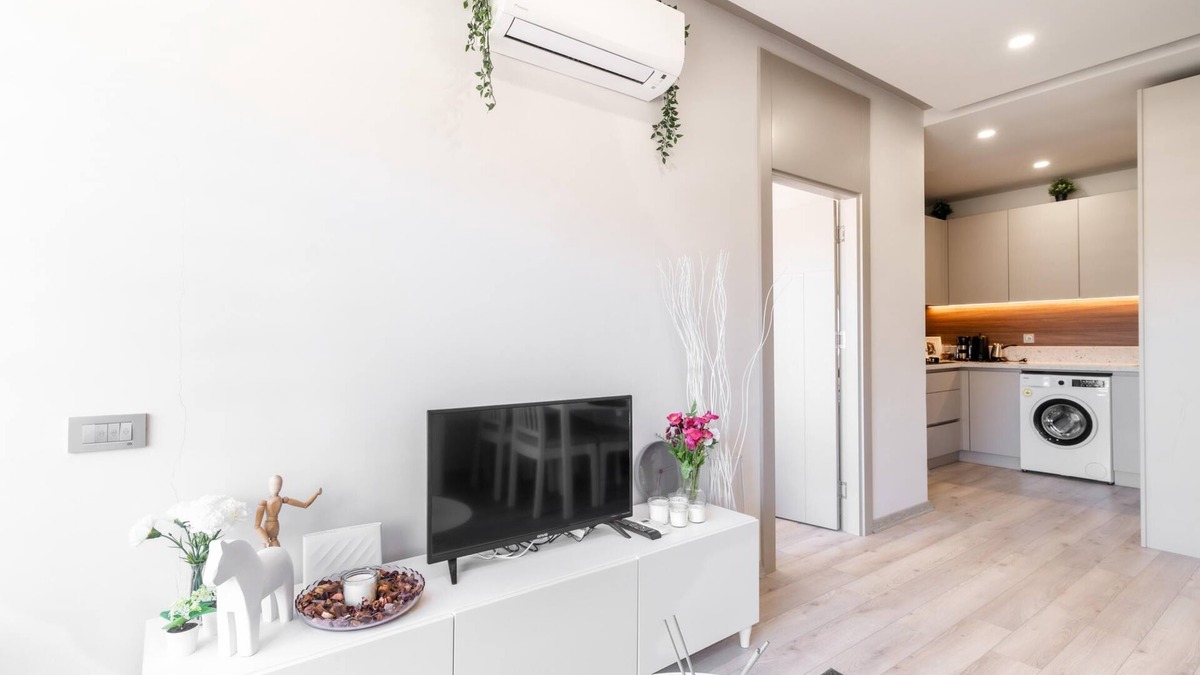 Lara Apartment | Central Studio w Balcony 10 min to Lara Beach