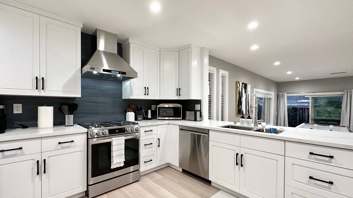 South Sundale House | Central Stylish New 3B2b with Pool in Fremont