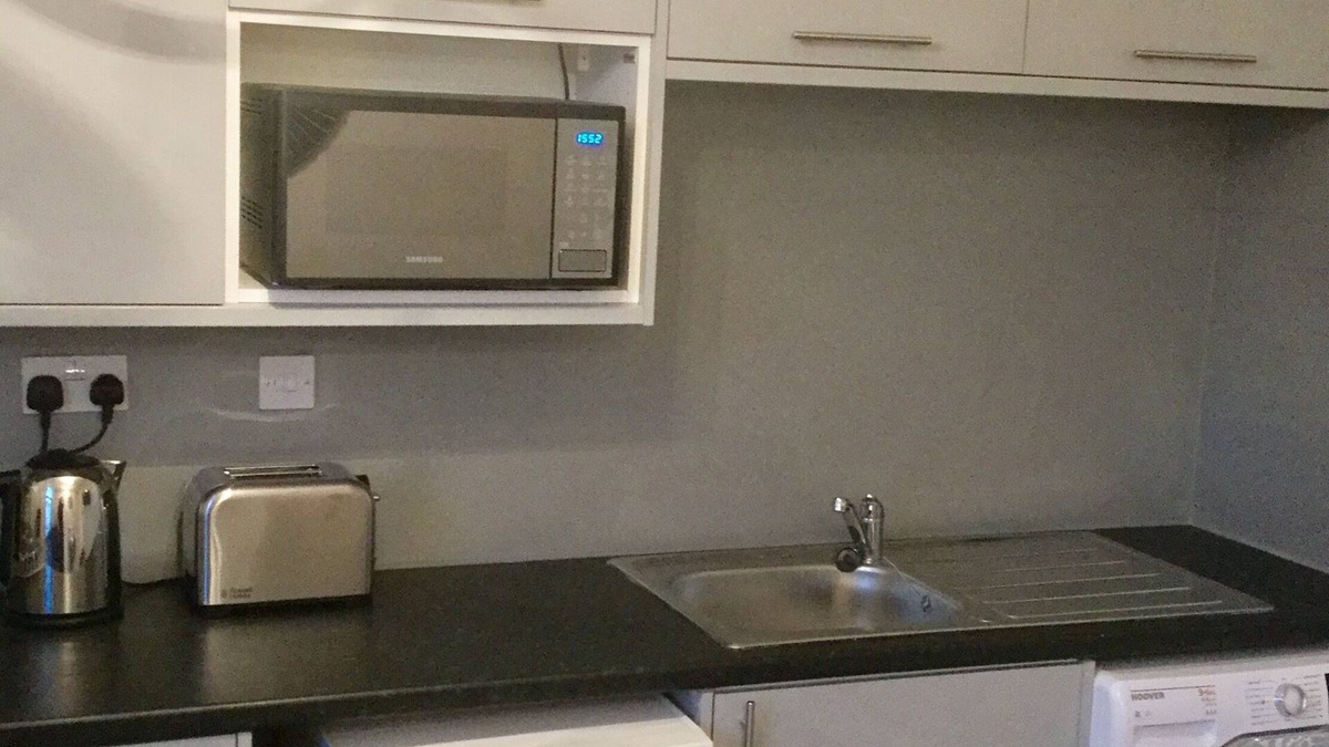 Smethwick House | Central Stylish Townhouse 3 separate flats in single block for upto 10 people