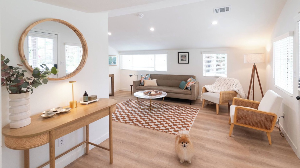 Thousand Oaks House | Central Thousand Oaks retreat close to shops & eats!