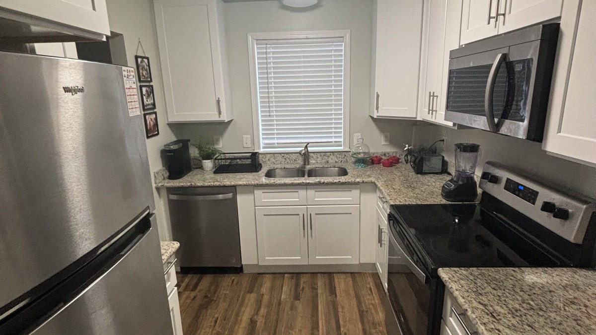 South Baton Rouge Apartment | . Central to OLOL hospital 5 mins. Perkins Rowe Shopping 6 mins, LSU 15 mins.
