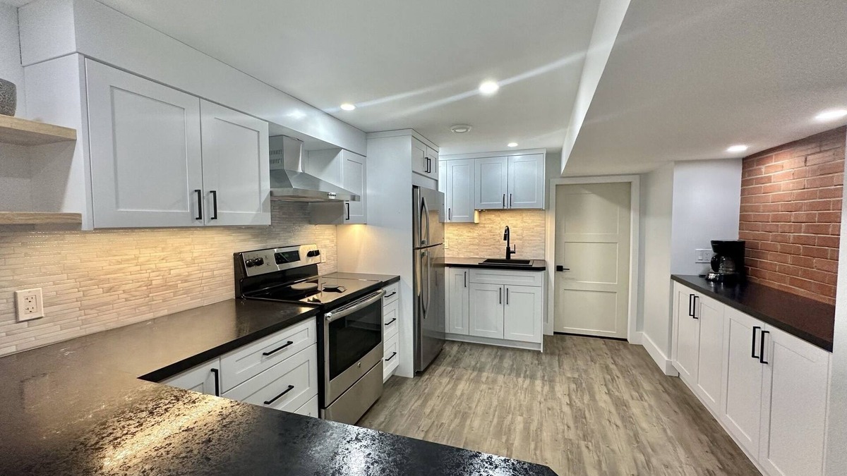 Castlegar House | Centrally Located 1 Bedroom Suite
