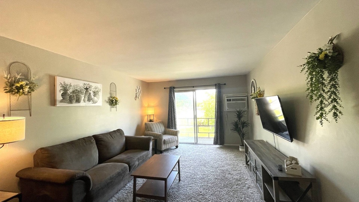 Bloomington Apartment | Centrally Located 2 Bedroom Apartment