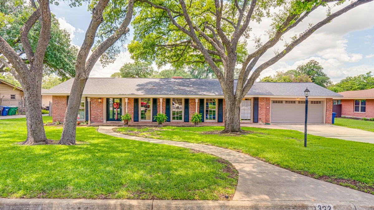 North San Antonio - SAT House | CENTRALLY LOCATED - 4 BR, 3 bath, POOL, JACUZZI, PUTTING GREEN, CLOSE TO AIRPORT