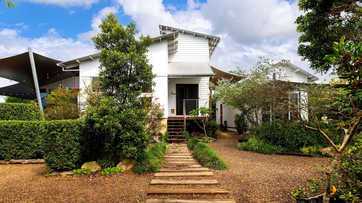 Tin Can Bay House | Centrally located and a nice walk to the bay