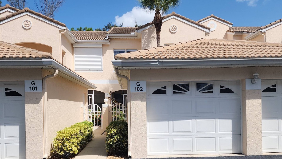 Central Naples Condo | Centrally located Beautiful First Floor 2/2 Condo w/Garage minutes from Beach!