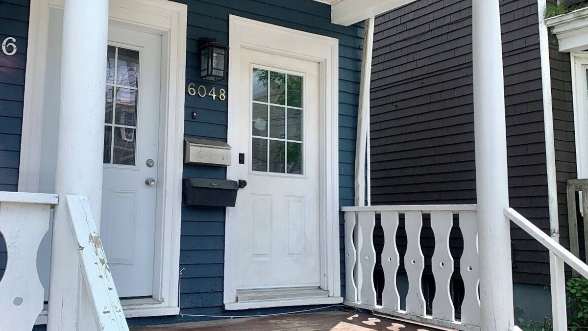 North End House | Centrally Located Blue House